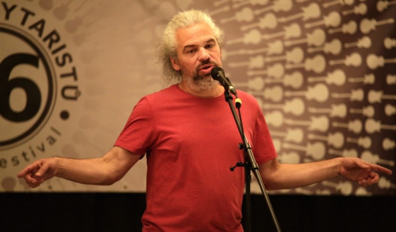 Petr Váša na svém workshopu Fyzické básnictví rozhodně zaujal.